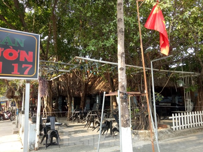 Bình Dương: Quán sá kín cổng, đường vẫn vắng sau 15 ngày cách ly xã hội ảnh 7