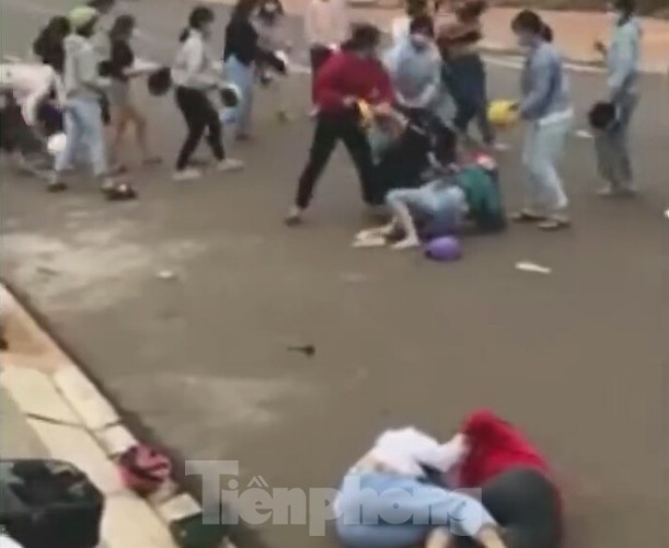 Công an điều tra vụ hơn chục nữ sinh hỗn chiến ngay gần trường THPT ảnh 1