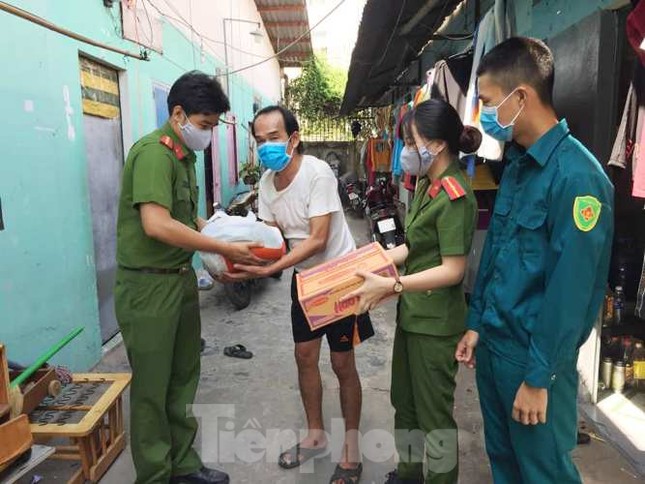 Đoàn viên thanh niên đến gõ cửa từng phòng trọ phát gạo cho công nhân ảnh 8
