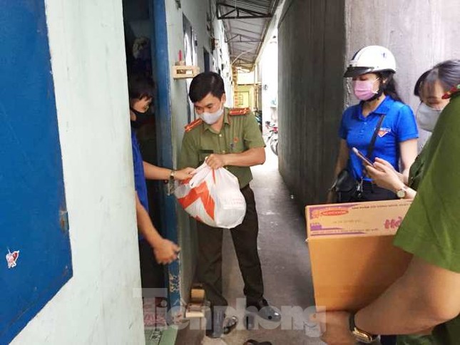 Đoàn viên thanh niên đến gõ cửa từng phòng trọ phát gạo cho công nhân ảnh 1