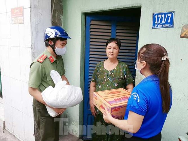 Đoàn viên thanh niên đến gõ cửa từng phòng trọ phát gạo cho công nhân ảnh 2