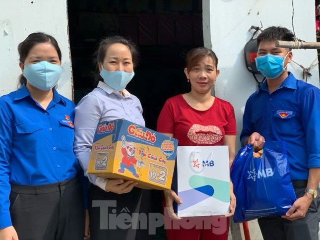 Đoàn viên thanh niên đến gõ cửa từng phòng trọ phát gạo cho công nhân ảnh 4