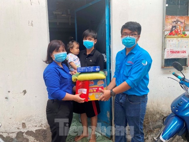 Đoàn viên thanh niên đến gõ cửa từng phòng trọ phát gạo cho công nhân ảnh 5