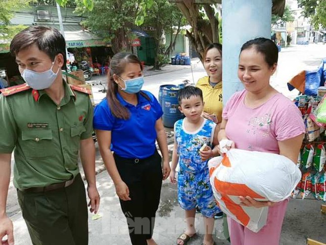 Đoàn viên thanh niên đến gõ cửa từng phòng trọ phát gạo cho công nhân ảnh 9
