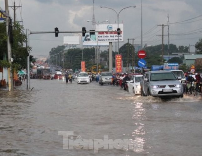 Mưa lớn kéo dài ở Bình Dương, một bé trai mất tích ảnh 1