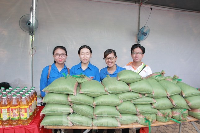 Tuổi trẻ đất Thủ cắt tóc miễn phí, bán hàng 0 đồng ảnh 7
