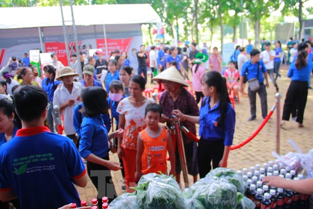 Tuổi trẻ đất Thủ cắt tóc miễn phí, bán hàng 0 đồng ảnh 3