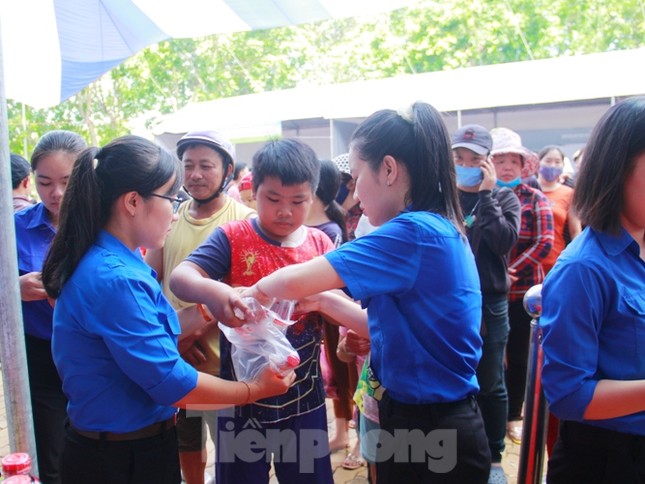 Tuổi trẻ đất Thủ cắt tóc miễn phí, bán hàng 0 đồng ảnh 1