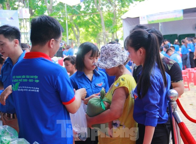 Tuổi trẻ đất Thủ cắt tóc miễn phí, bán hàng 0 đồng ảnh 2