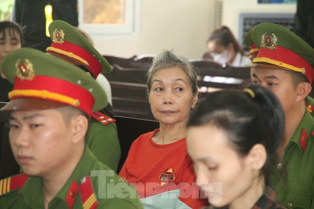 Mẹ của kẻ chủ mưu vụ giết người đúc bê tông được dìu tới tòa ảnh 4