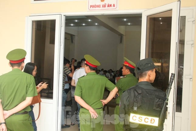 Mẹ của kẻ chủ mưu vụ giết người đúc bê tông được dìu tới tòa ảnh 7