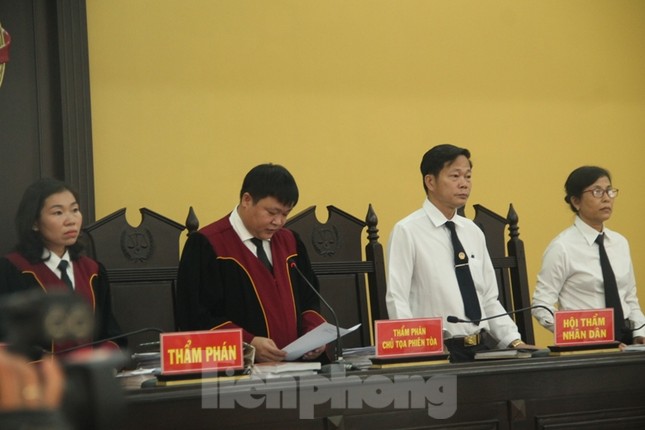 Mẹ của kẻ chủ mưu vụ giết người đúc bê tông được dìu tới tòa ảnh 3