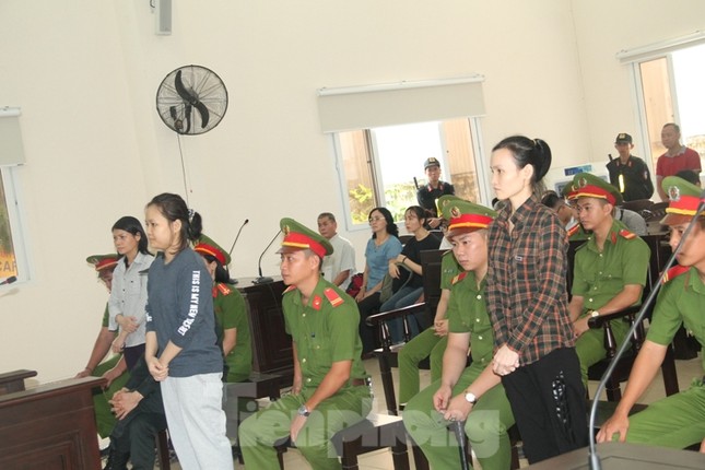 Mẹ của kẻ chủ mưu vụ giết người đúc bê tông được dìu tới tòa ảnh 2
