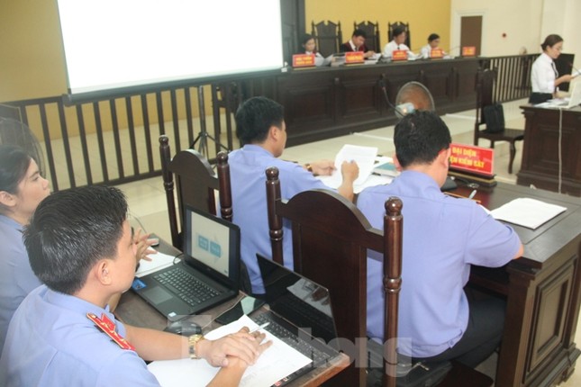 Mẹ của kẻ chủ mưu vụ giết người đúc bê tông được dìu tới tòa ảnh 5