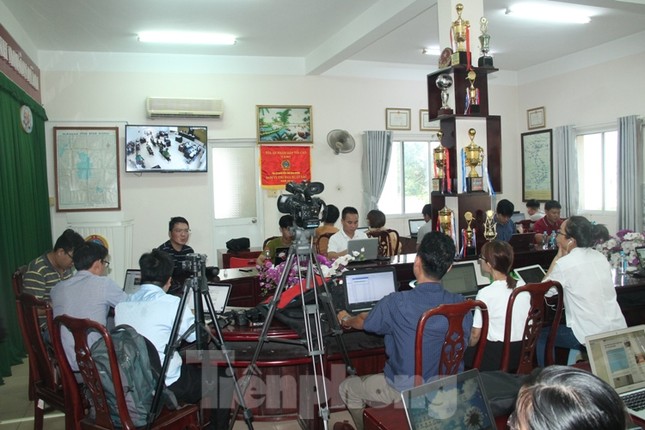 Mẹ của kẻ chủ mưu vụ giết người đúc bê tông được dìu tới tòa ảnh 6