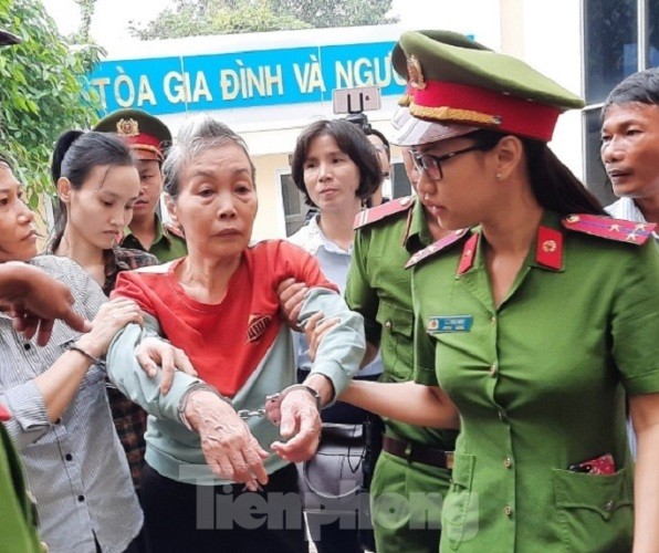 Mẹ của kẻ chủ mưu vụ giết người đúc bê tông được dìu tới tòa ảnh 1