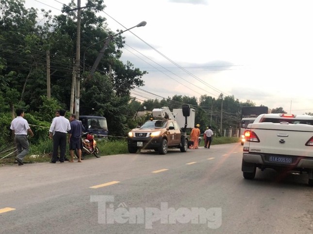 Cần cẩu chạm dây điện khiến hai người thương vong ảnh 1