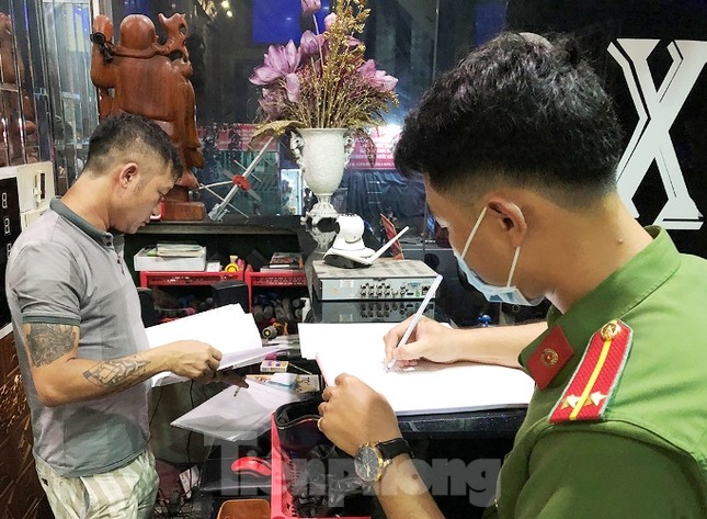 Nhiều khách và nhân viên trong quán karaoke ở Bình Dương 'dính' ma túy ảnh 2