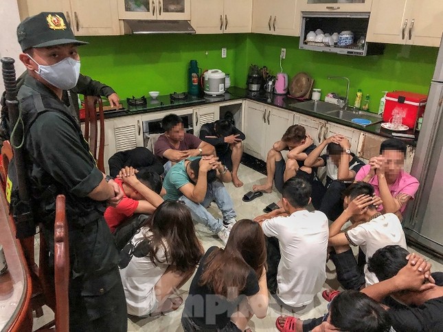 Nhiều khách và nhân viên trong quán karaoke ở Bình Dương 'dính' ma túy ảnh 1