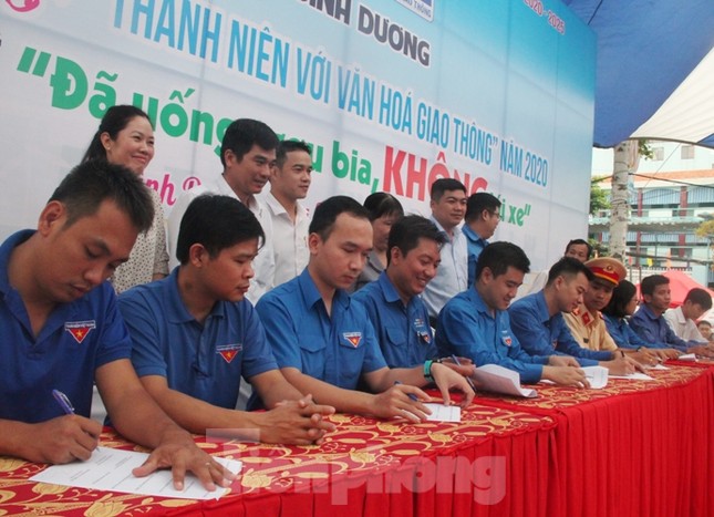 Thanh niên Bình Dương với khẩu hiệu ‘Đã uống rượu, bia thì không lái xe’ ảnh 2