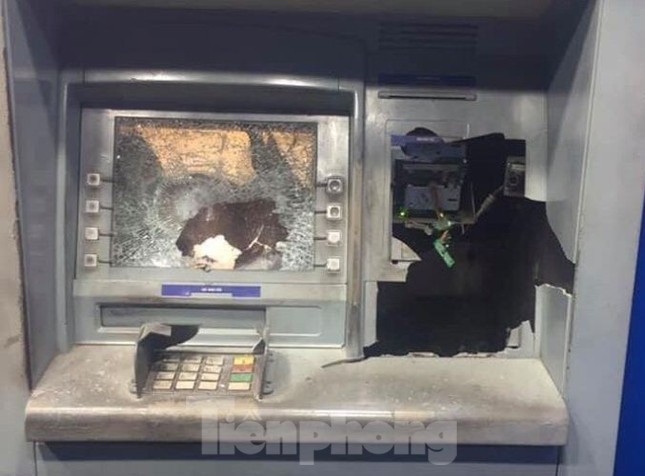Vác búa đập phá cây ATM vì rút 5 triệu bị trừ...11 triệu? ảnh 1