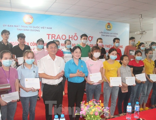 Bình Dương trao hỗ trợ cho công nhân vùng lũ có hoàn cảnh khó khăn ảnh 3