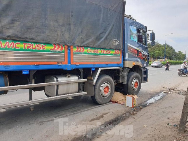 Xe tải 'nuốt chửng' xe máy ở Bình Dương, hai người thương vong ảnh 1