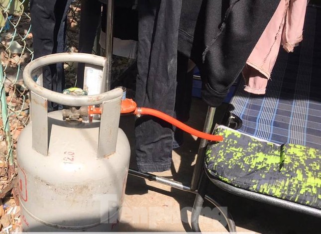 Hàng chục cảnh sát khống chế thanh niên ôm bình gas đòi ‘tự sát chung’ cùng cả xóm trọ ảnh 3