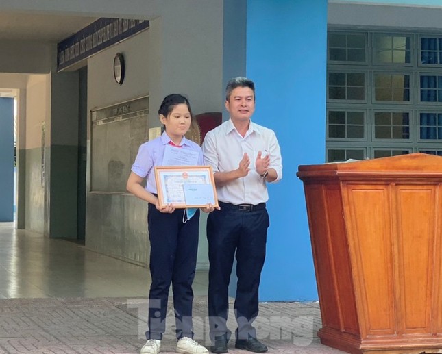 Nữ sinh Bình Dương không tham vàng rơi ảnh 1