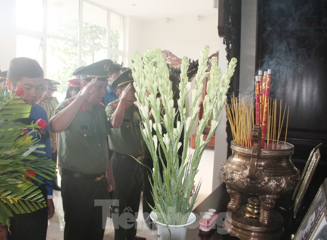 Công an Bình Dương ra quân hành động mừng 90 năm thành lập Đoàn ảnh 7