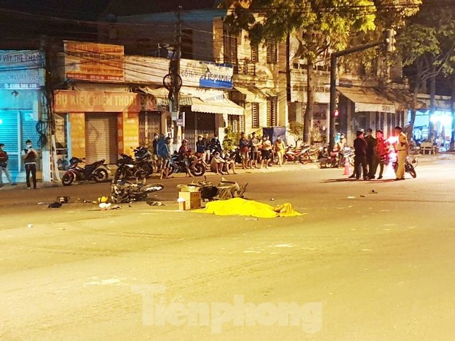 Xe máy vượt đèn đỏ gây tai nạn làm 5 người thương vong ảnh 1