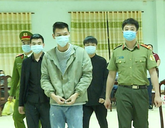 Bàn giao ba người Trung Quốc nhập cảnh trái phép cho công an xử lý ảnh 1