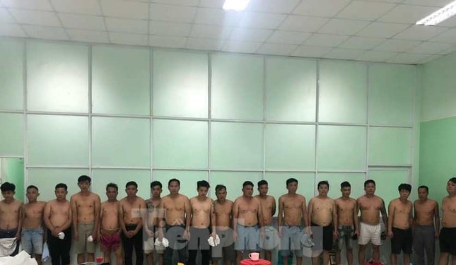 Đột kích sới bạc có nhiều lớp bảo vệ, tạm giữ hàng chục đối tượng ảnh 4