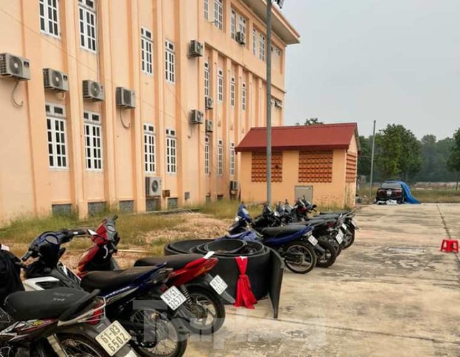 Đột kích sới bạc có nhiều lớp bảo vệ, tạm giữ hàng chục đối tượng ảnh 3