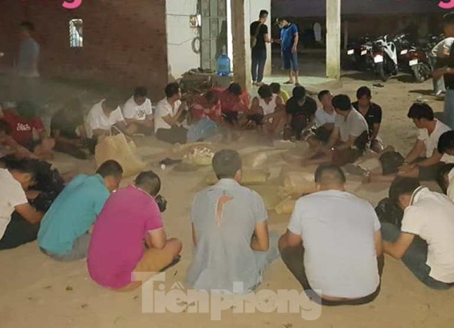 Đột kích sới bạc có nhiều lớp bảo vệ, tạm giữ hàng chục đối tượng ảnh 1