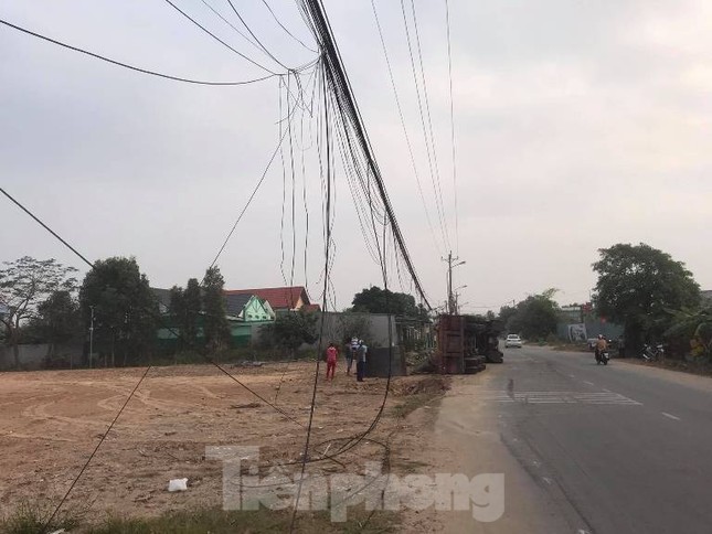 Tài xế mắc kẹt trong cabin khi xe container lật ngang, tông sập trụ điện ảnh 2