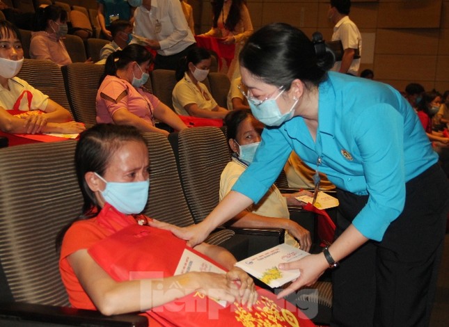 Dịch bệnh không về quê ăn Tết, công nhân bật khóc khi nhận quà ảnh 2