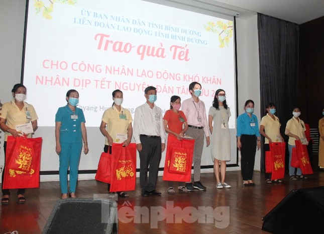 Dịch bệnh không về quê ăn Tết, công nhân bật khóc khi nhận quà ảnh 3