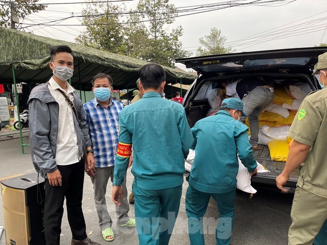 Tuổi trẻ đất Thủ mở ‘Gian hàng 0 đồng’ phục vụ dân khu vực bị phong tỏa ảnh 8