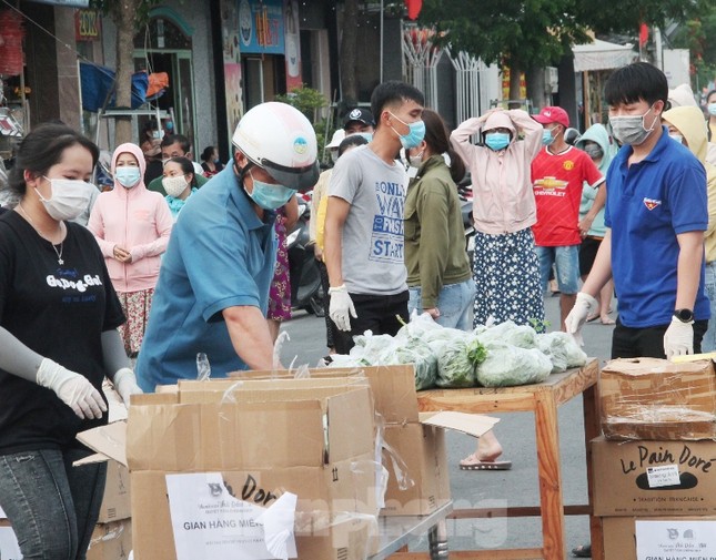 Tuổi trẻ đất Thủ mở ‘Gian hàng 0 đồng’ phục vụ dân khu vực bị phong tỏa ảnh 2