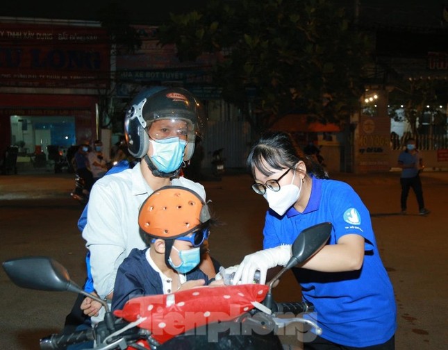 Những hình ảnh ‘biết nói’ ở vùng dịch Bình Dương ảnh 11