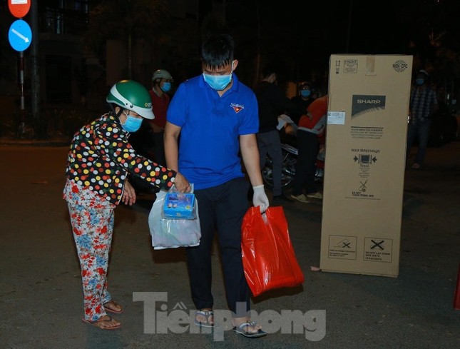 Những hình ảnh ‘biết nói’ ở vùng dịch Bình Dương ảnh 9