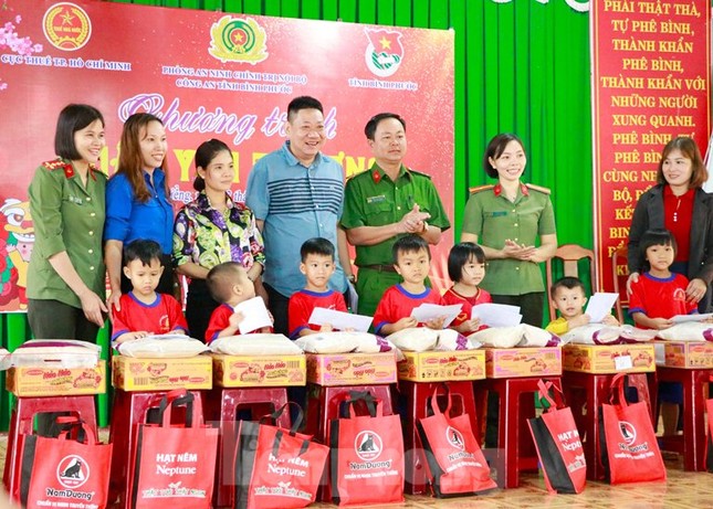 Tuổi trẻ Bình Phước hỗ trợ dân vùng biên, tiếp nước, vá xe cho người vể quê ảnh 4