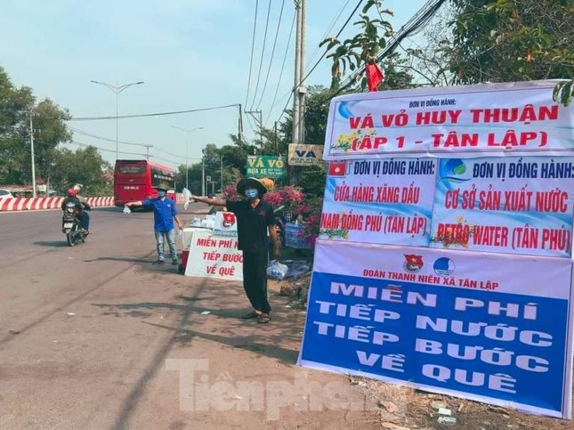Tuổi trẻ Bình Phước hỗ trợ dân vùng biên, tiếp nước, vá xe cho người vể quê ảnh 5