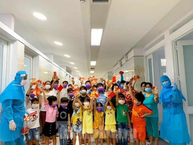Hơn 100 trẻ em rời khu cách ly ở Bình Dương về nhà ngày mùng 3 Tết ảnh 4
