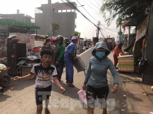 Hàng chục ki ốt, phòng trọ ở Bình Dương chìm trong biển lửa ảnh 1