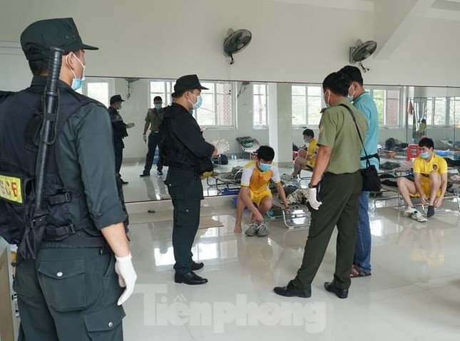 Bàn giao 11 người Trung Quốc nhập cảnh trái phép cho công an xử lý ảnh 2