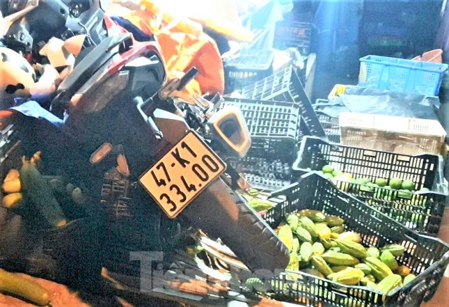 Lao vào sạp rau củ, 2 thanh niên tử vong ảnh 1
