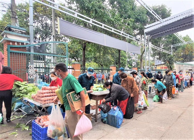 Bình Dương tổ chức ‘Chợ 0 đồng’ giúp người khó khăn vượt bão giá ảnh 3