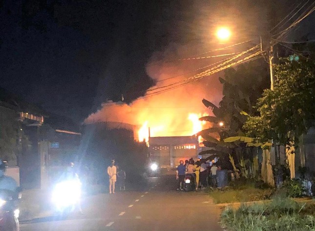 Xưởng sản xuất sofa ở Bình Dương bốc cháy ngùn ngụt trong đêm ảnh 1